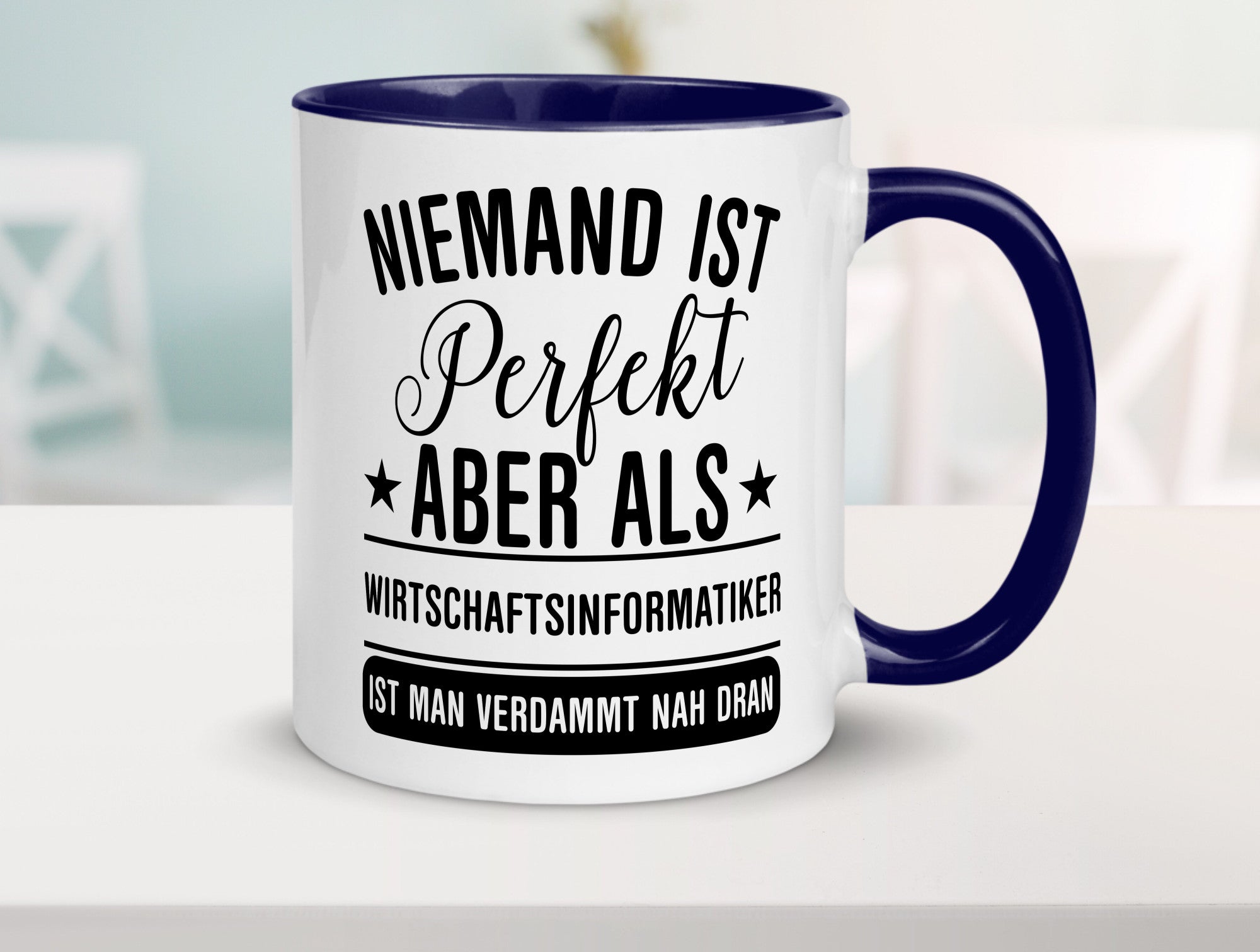 Verdammt nah dran: Wirtschaftsinformatiker | Informatik Humor Geschenkidee Tasse
