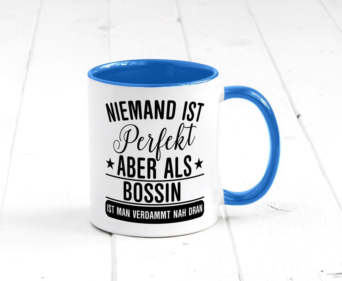Verdammt nah dran: Bossin | Führungskraft Vorgesetzte Humor Geschenkidee Tasse