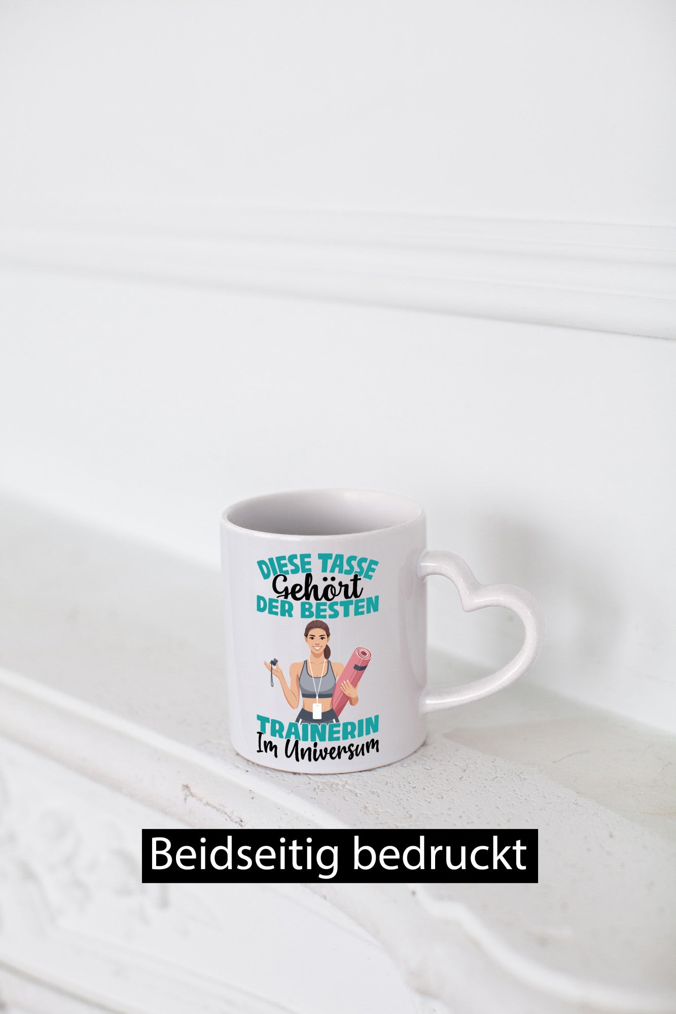 Im Universum: Trainerin | Sportverein Humor lustig Geschenkidee Geschenk Tasse