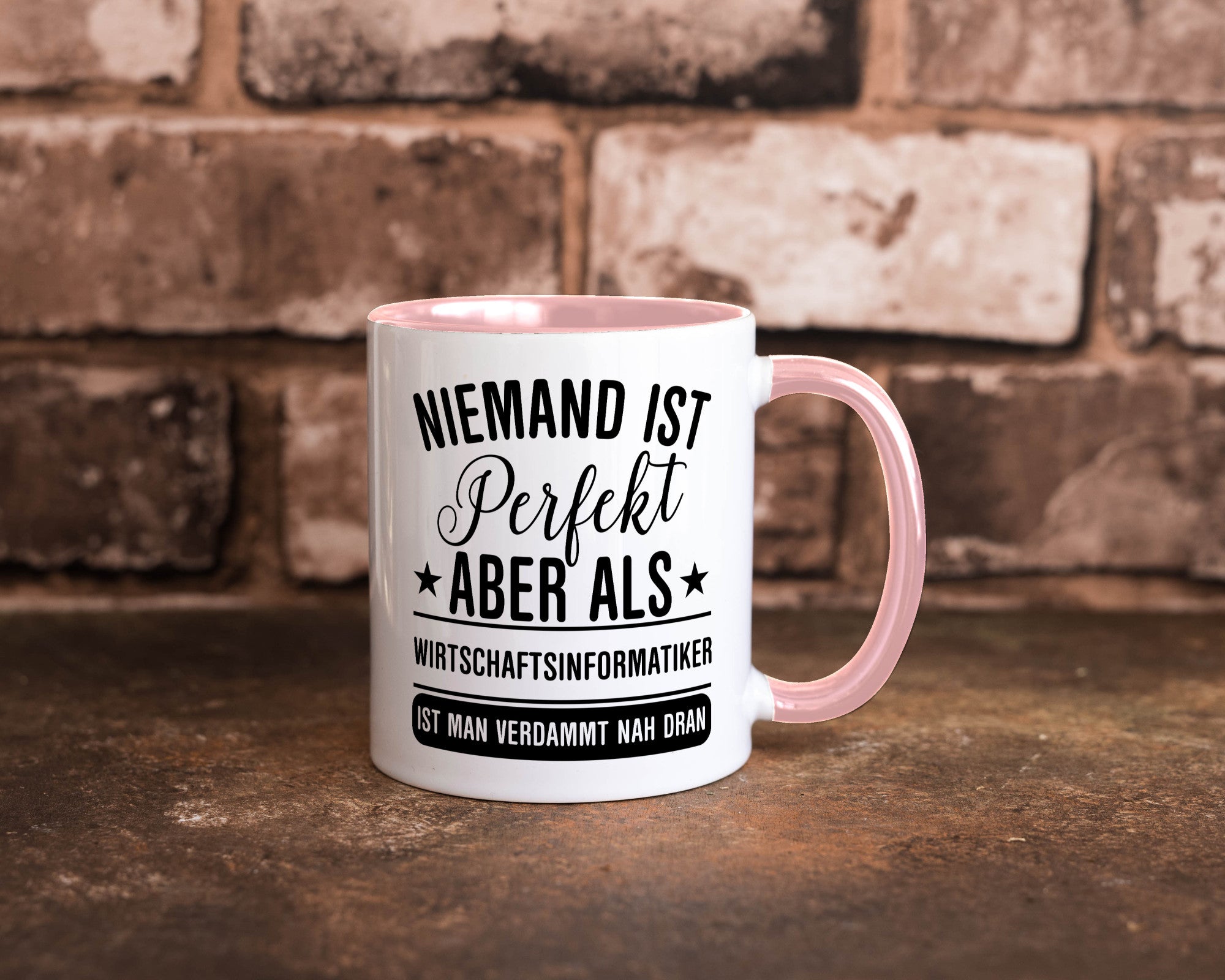 Verdammt nah dran: Wirtschaftsinformatiker | Informatik Humor Geschenkidee Tasse