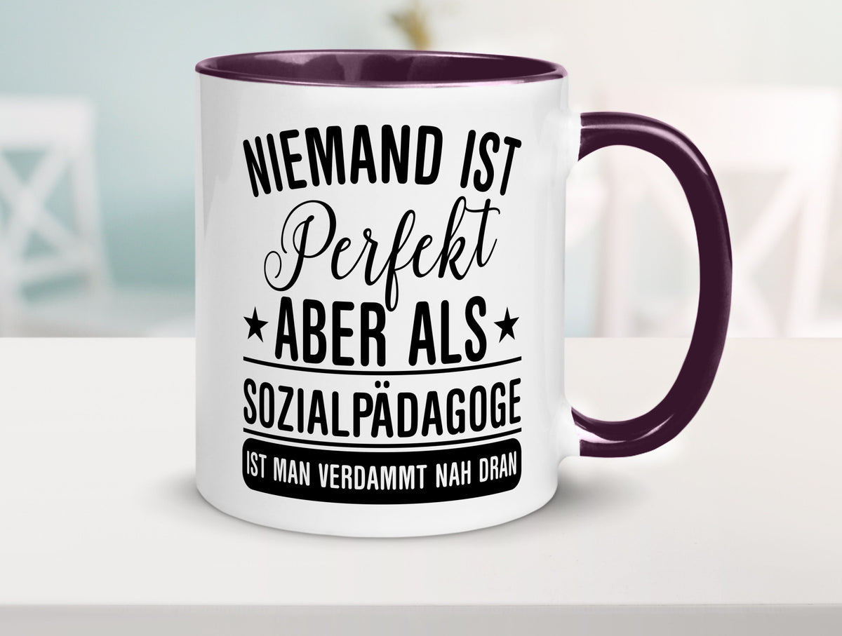 Verdammt nah dran: Sozialpädagoge | Pädagoge Geschenk Humor Geschenkidee Tasse