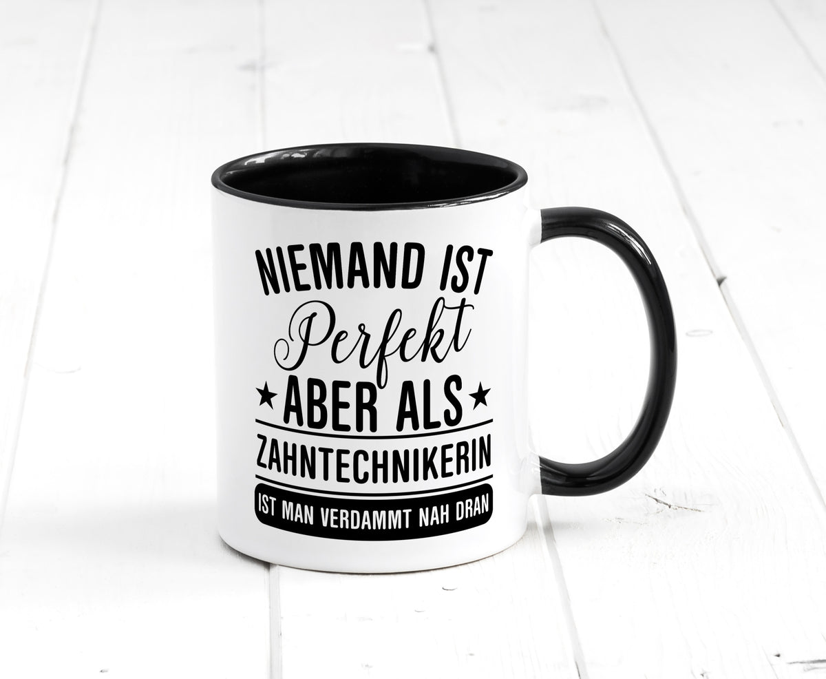 Verdammt nah dran: Zahntechnikerin | Zahnmedizin Humor Geschenkidee Tasse