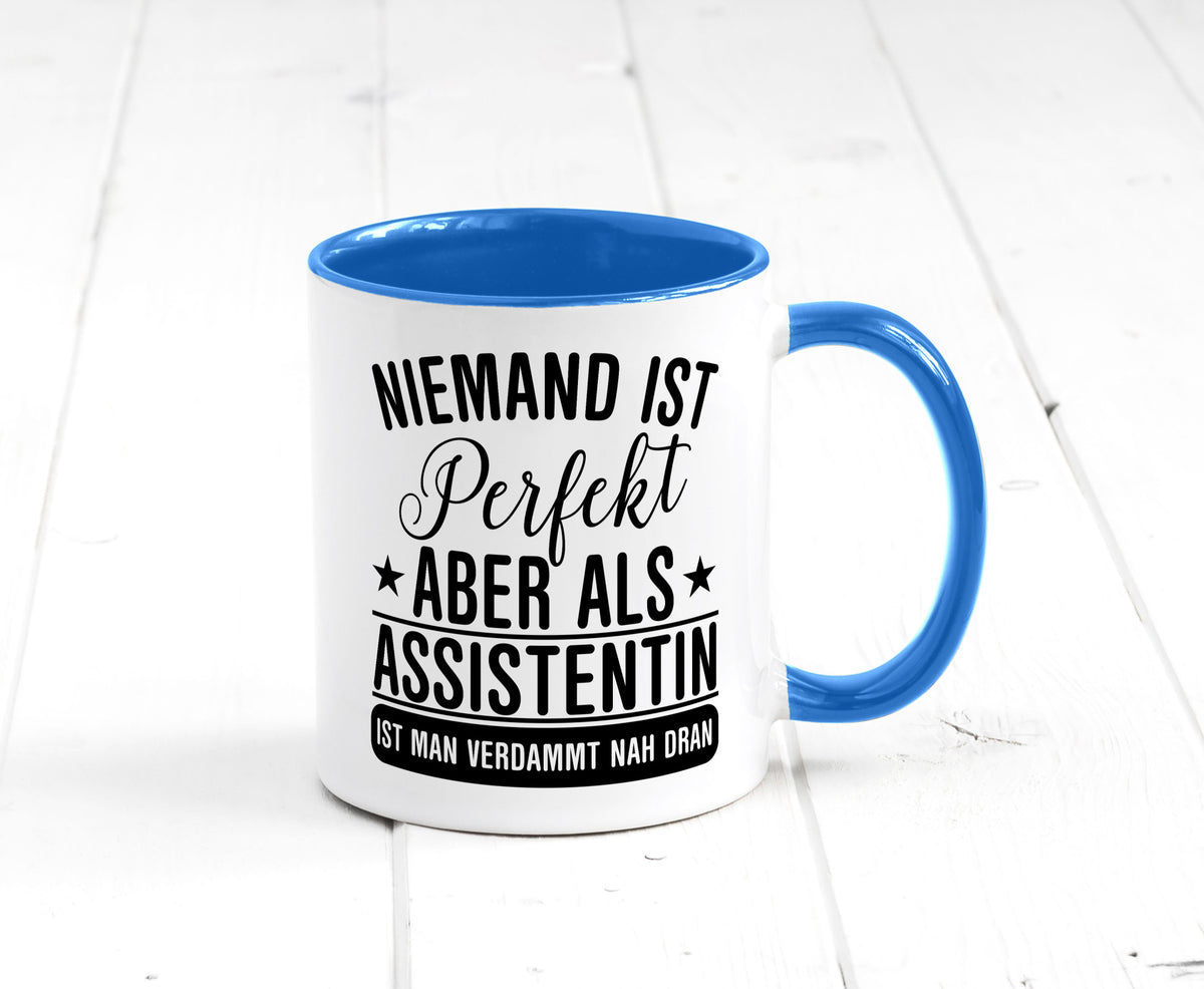 Verdammt nah dran: Assistentin | Assistenz Hilfskraft lustiger Spruch Geschenk Tasse