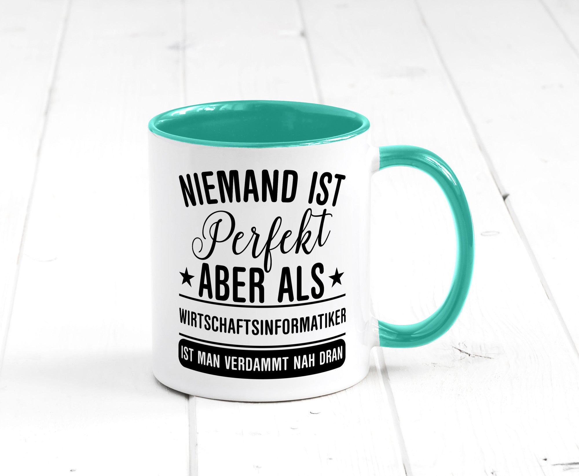 Verdammt nah dran: Wirtschaftsinformatiker | Informatik Humor Geschenkidee Tasse