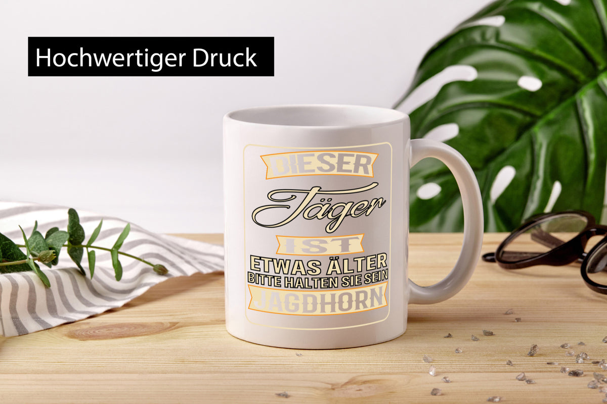 Dieser Jäger ist etwas Älter halten sie sein Jagthorn lustiger Spruch Geschenk Tasse