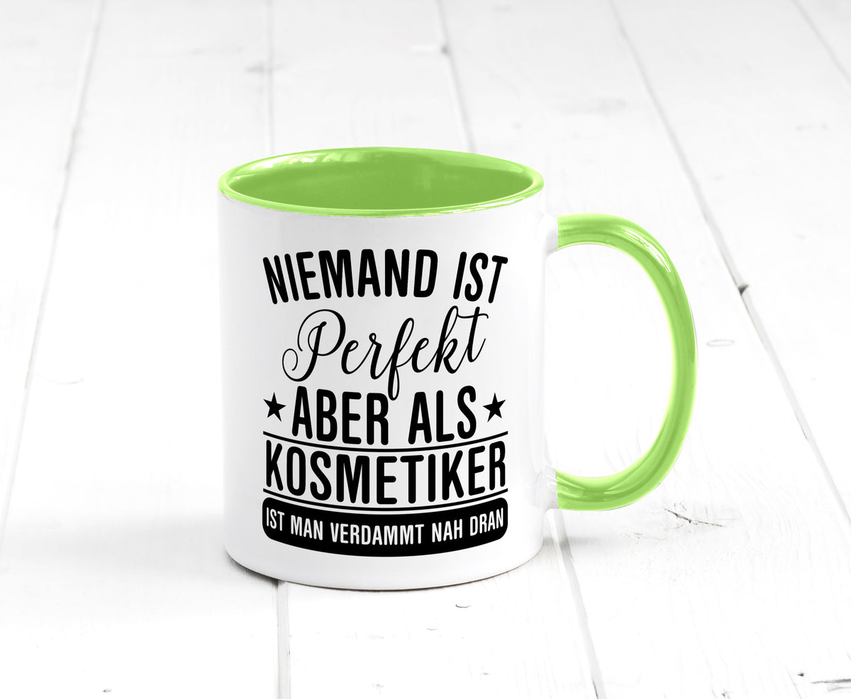 Verdammt nah dran: Kosmetiker | Kosmetik Stylist Geschenkidee Humor Tasse