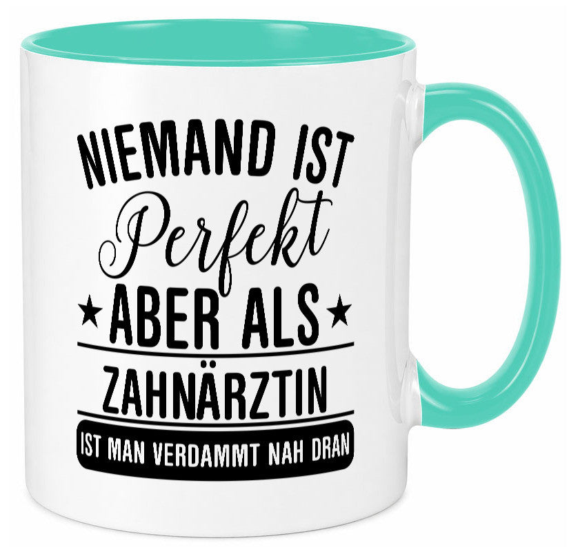 Verdammt nah dran: Zahnärztin | Zahnmedizin Beruf lustig Arbeit Kollegen Büro