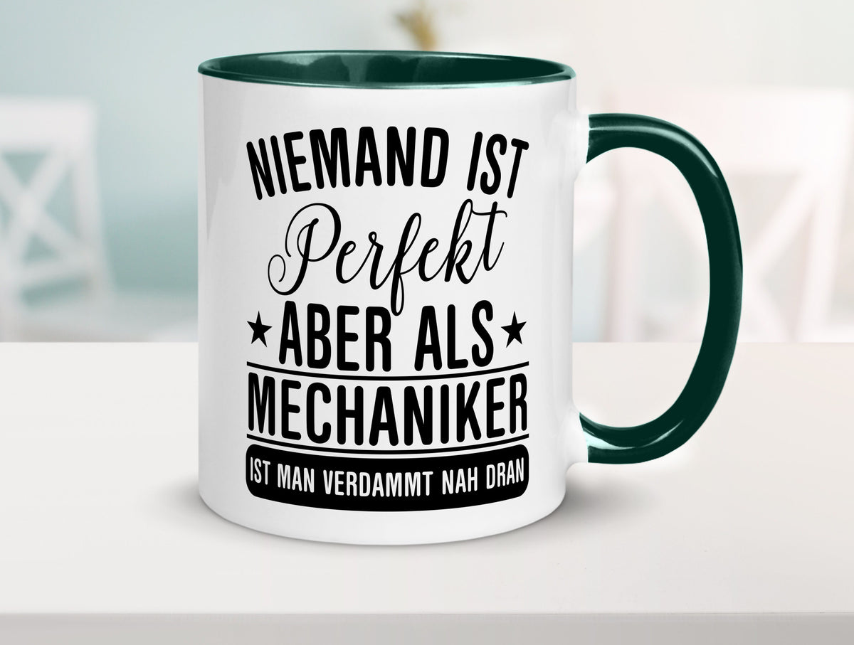 Verdammt nah dran: Mechaniker | KFZ Werkstatt lustig Humor Geschenkidee Tasse