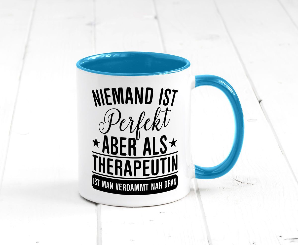 Verdammt nah dran: Therapeutin | Psychotherapie Therapie lustig Humor Tasse