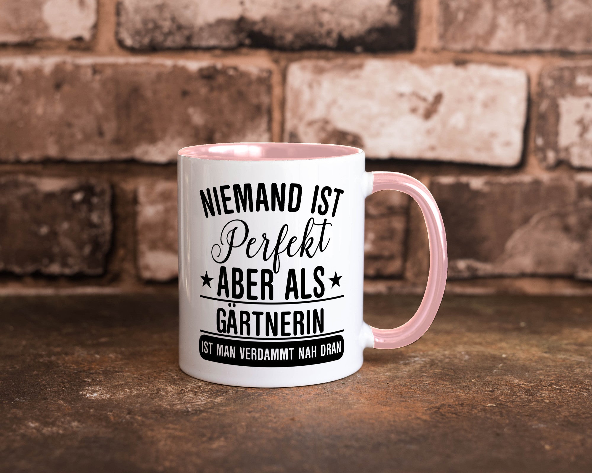 Verdammt nah dran: Gärtnerin | Gartenbau lustig Humor Geschenkidee Geschenk