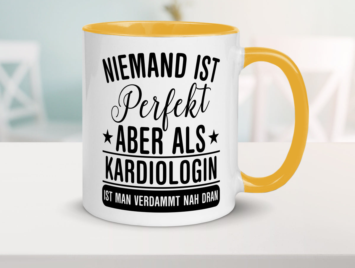 Verdammt nah dran: Kardiologin | Kardiologie Humor Geschenkidee Tasse