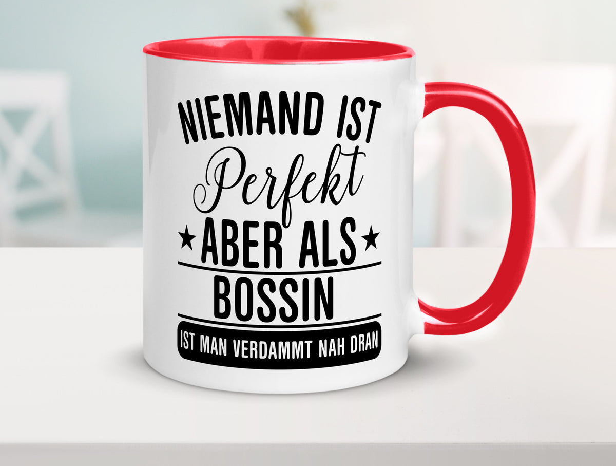 Verdammt nah dran: Bossin | Führungskraft Vorgesetzte Humor Geschenkidee Tasse