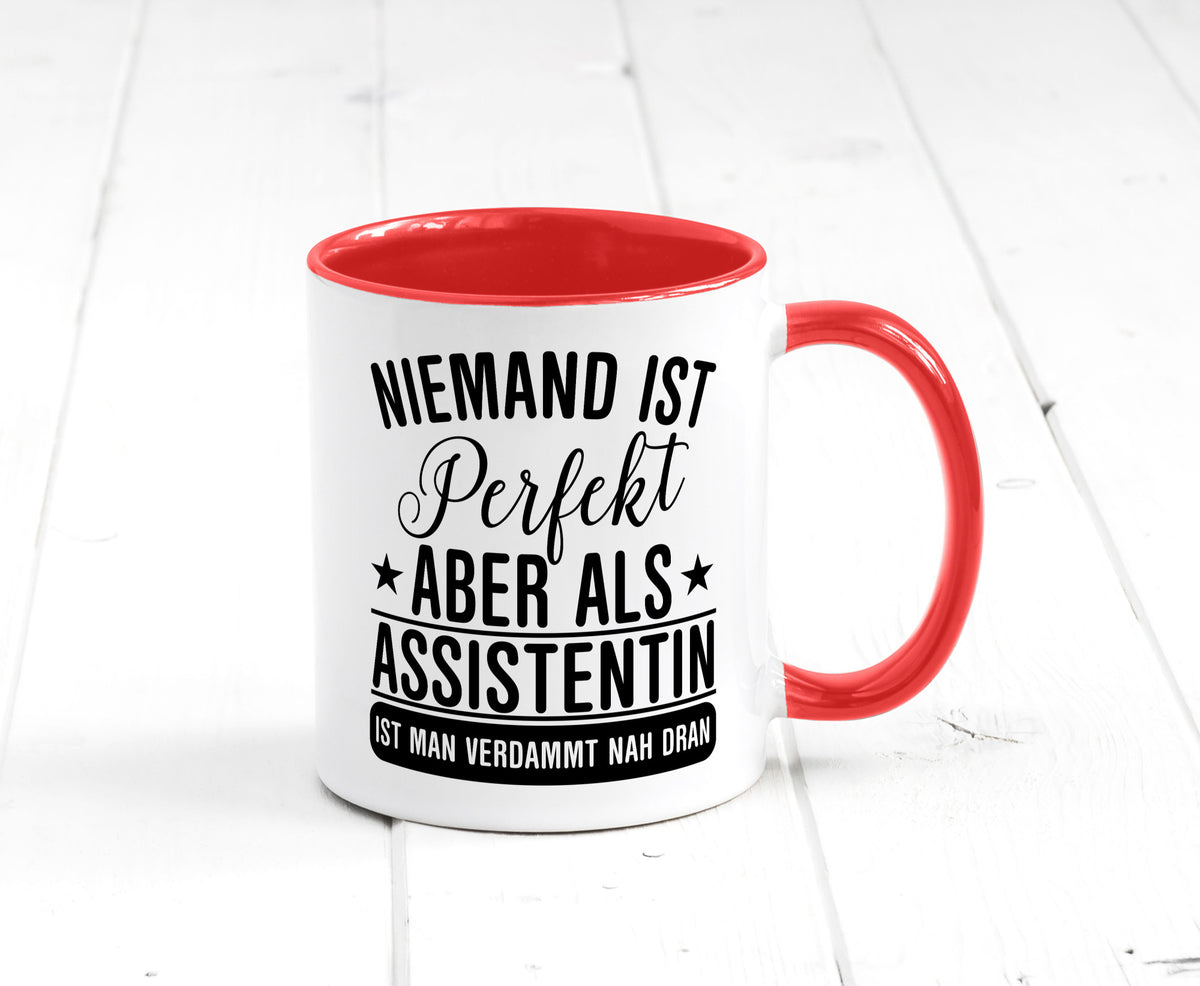 Verdammt nah dran: Assistentin | Assistenz Hilfskraft lustiger Spruch Geschenk Tasse