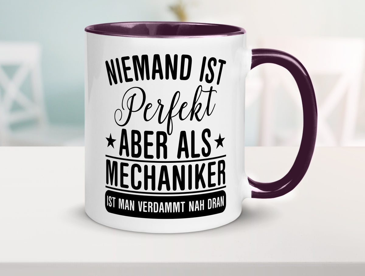 Verdammt nah dran: Mechaniker | KFZ Werkstatt lustig Humor Geschenkidee Tasse