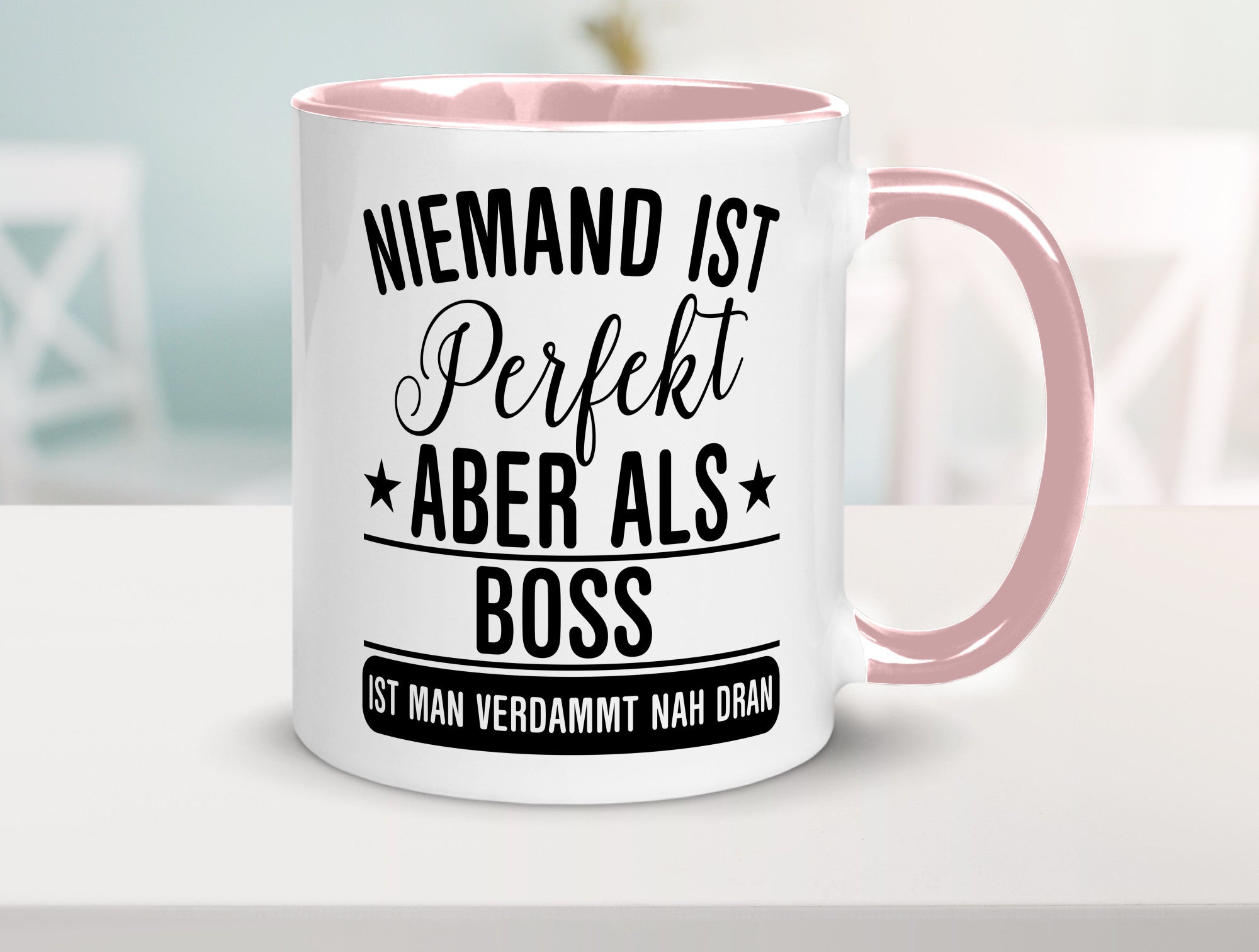 Verdammt nah dran: Boss | Führungskraft Vorgesetzter Humor Geschenkidee Tasse