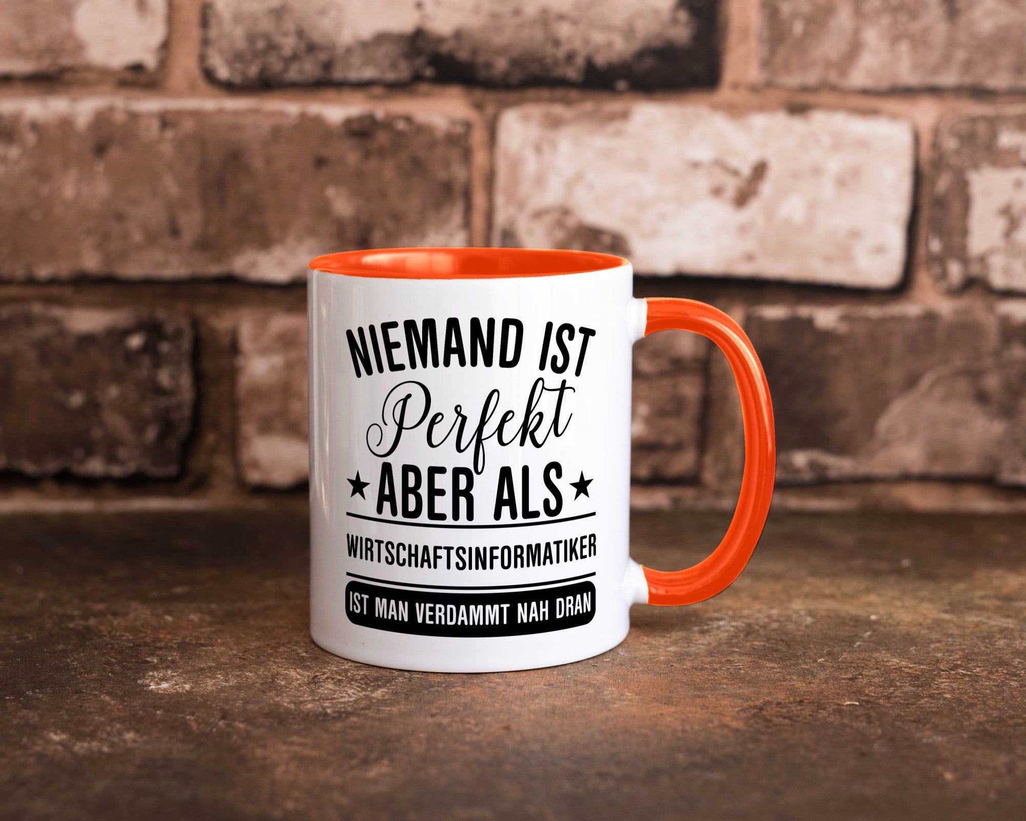 Verdammt nah dran: Wirtschaftsinformatiker | Informatik Humor Geschenkidee Tasse