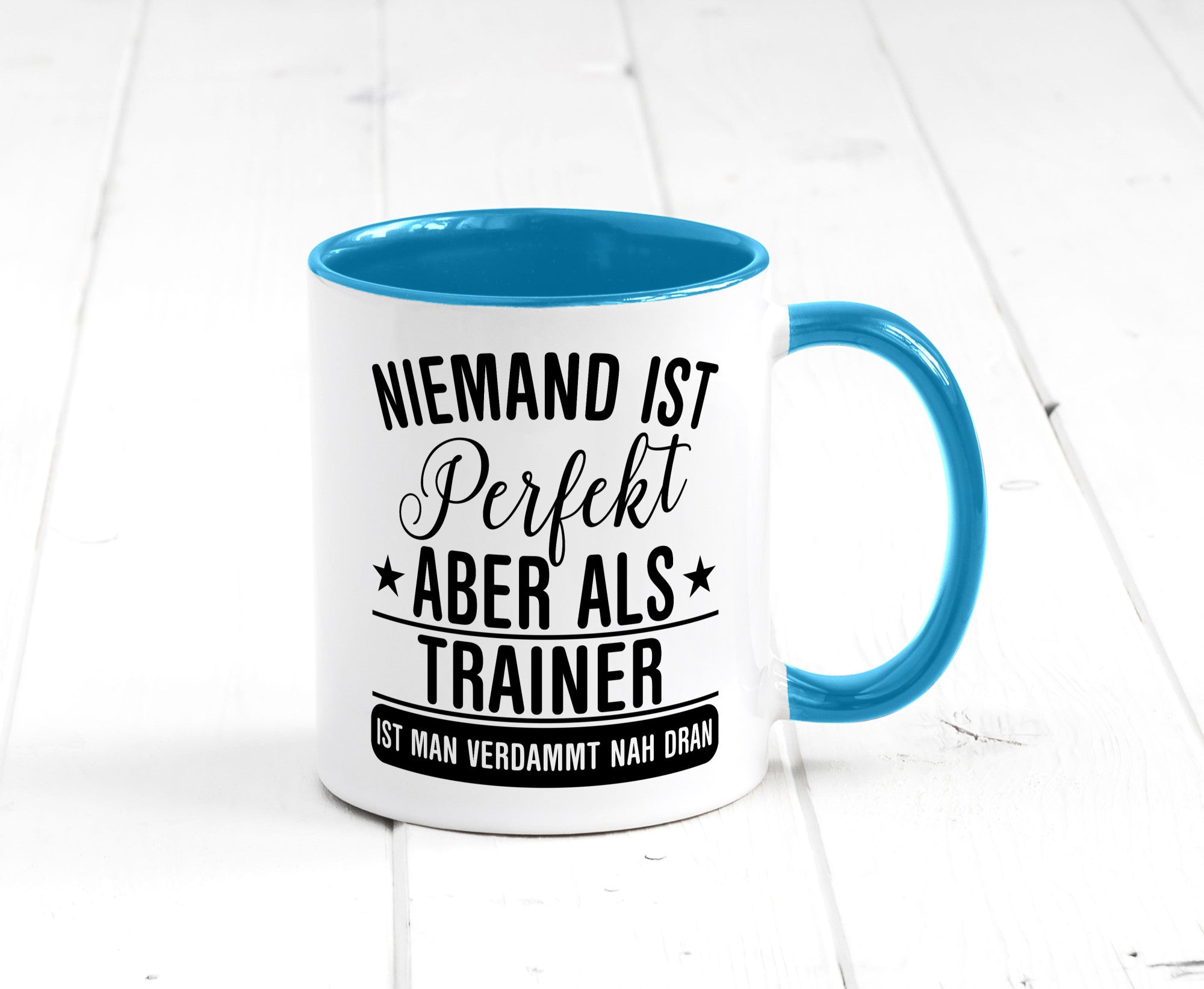 Verdammt nah dran: Trainer | Verein Sport Humor Geschenkidee Tasse