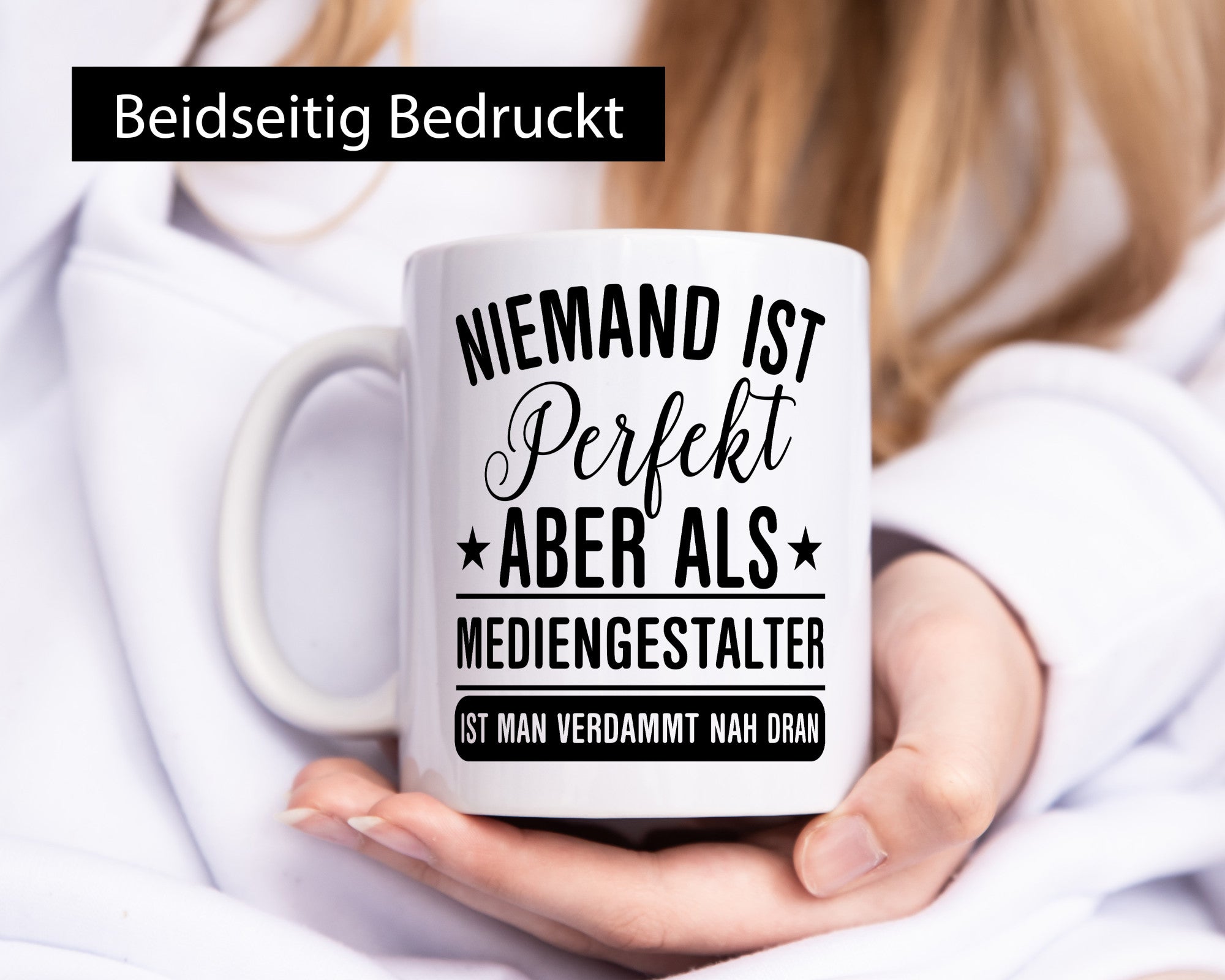 Verdammt nah dran: Mediengestalter | Medien Humor Geschenkidee Tasse