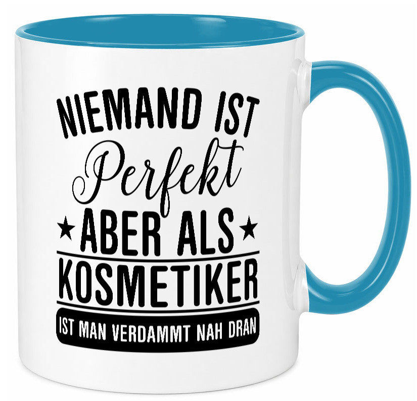 Verdammt nah dran: Kosmetiker | Kosmetik Stylist Geschenkidee Humor Tasse