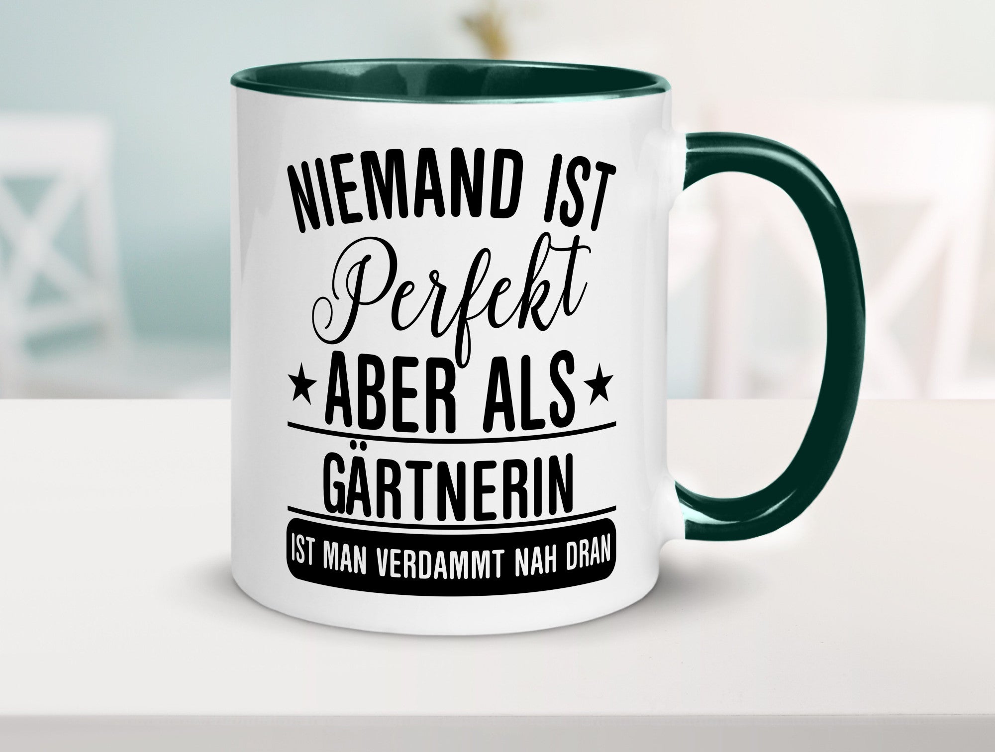 Verdammt nah dran: Gärtnerin | Gartenbau lustig Humor Geschenkidee Geschenk