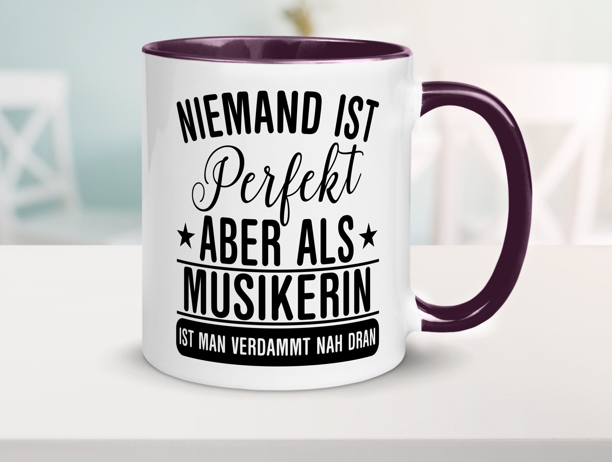 Verdammt nah dran: Musikerin | Musik Musikantin Geschenkidee Humor Tasse