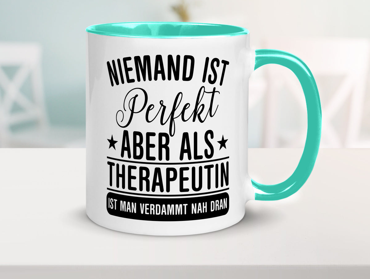Verdammt nah dran: Therapeutin | Psychotherapie Therapie lustig Humor Tasse