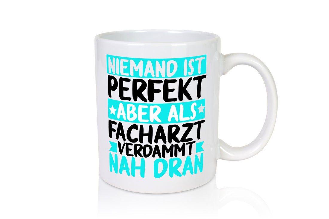 Niemand ist perfekt | Facharzt Ärzte Selbstbewusst Humor Geschenkidee Tasse