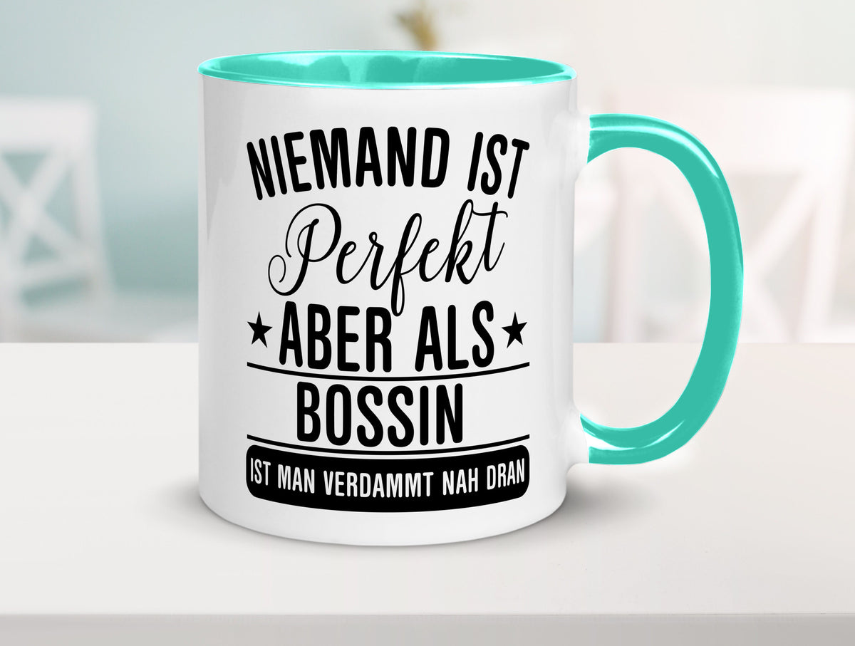 Verdammt nah dran: Bossin | Führungskraft Vorgesetzte Humor Geschenkidee Tasse