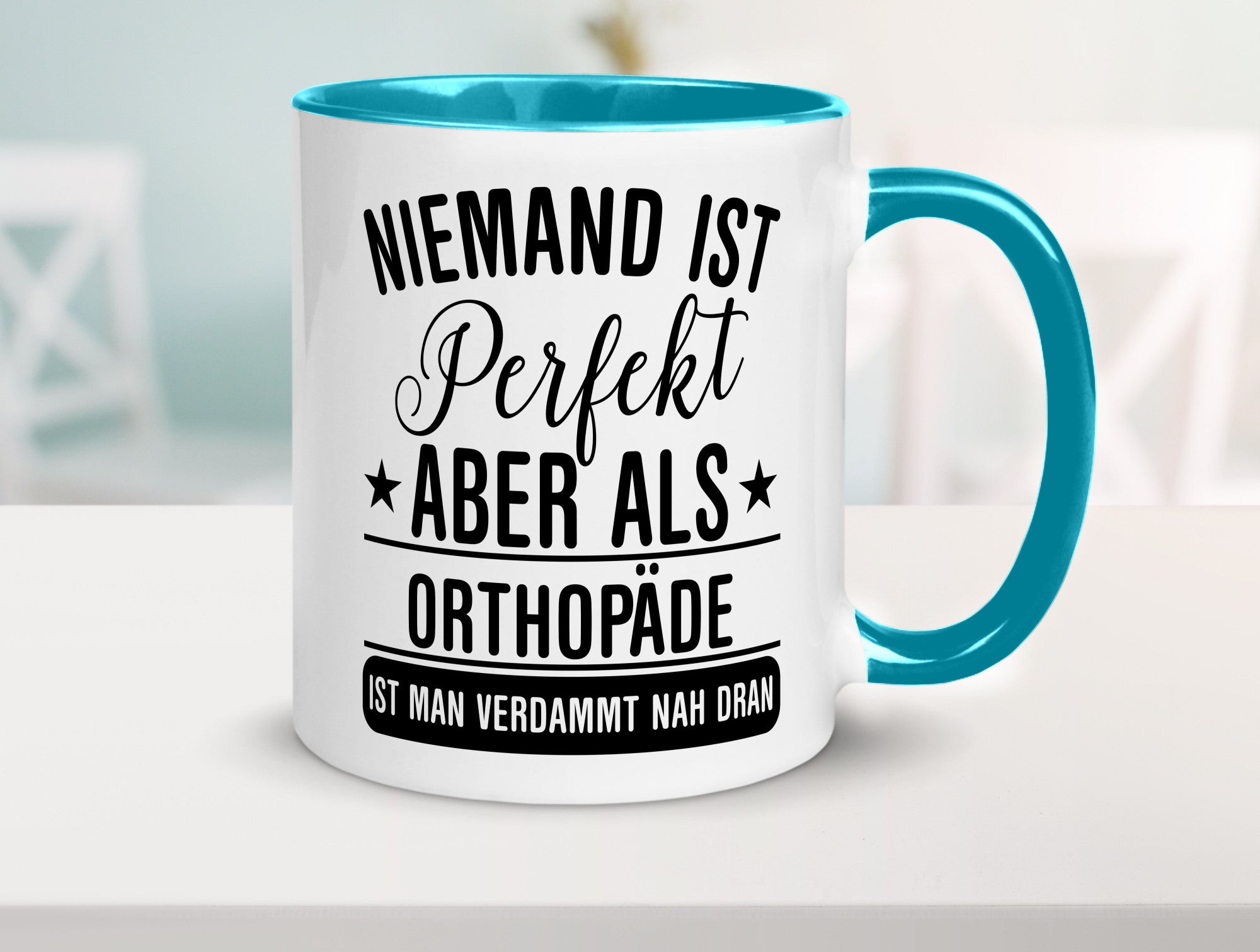 Verdammt nah dran: Orthopäde | Orthopädie Geschenkidee Humor Tasse