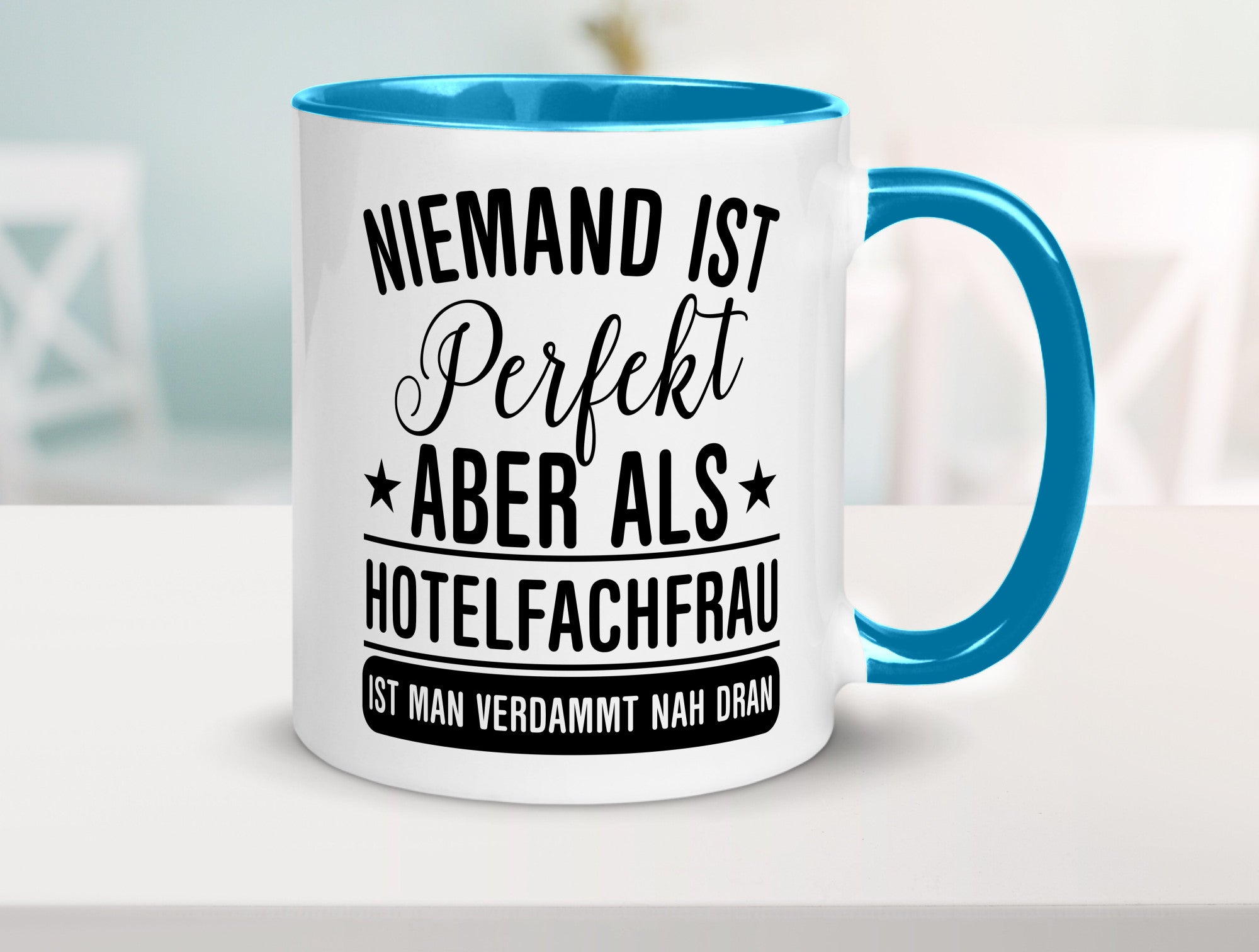Verdammt nah dran: Hotelfachfrau | Hotel Humor Geschenkidee Tasse
