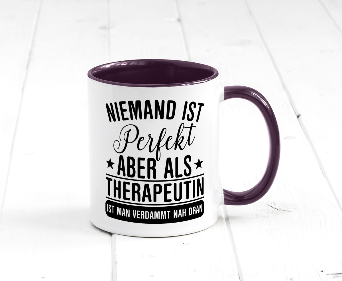 Verdammt nah dran: Therapeutin | Psychotherapie Therapie lustig Humor Tasse