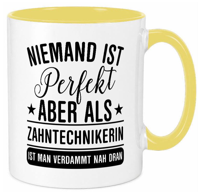 Verdammt nah dran: Zahntechnikerin | Zahnmedizin Humor Geschenkidee Tasse