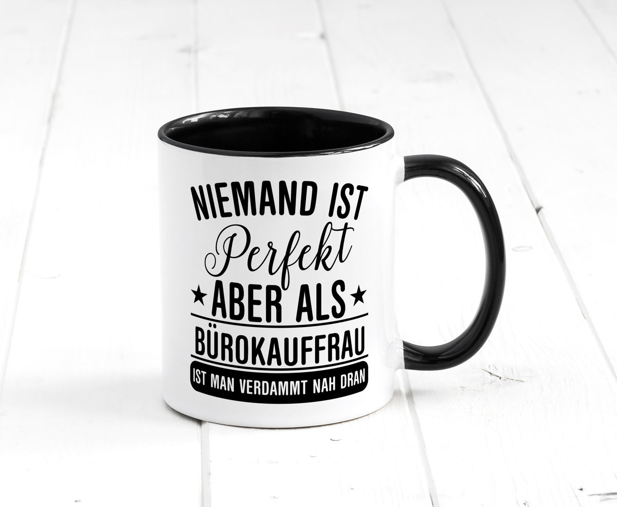 Verdammt nah dran: Bürokauffrau | Kauffrau lustiger Spruch Geschenk Arbeit Tasse
