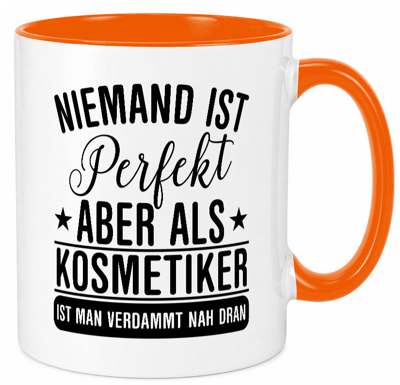 Verdammt nah dran: Kosmetiker | Kosmetik Stylist Geschenkidee Humor Tasse