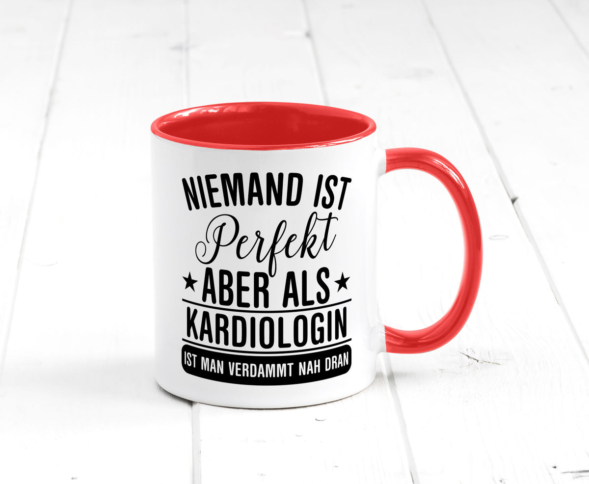 Verdammt nah dran: Kardiologin | Kardiologie Humor Geschenkidee Tasse