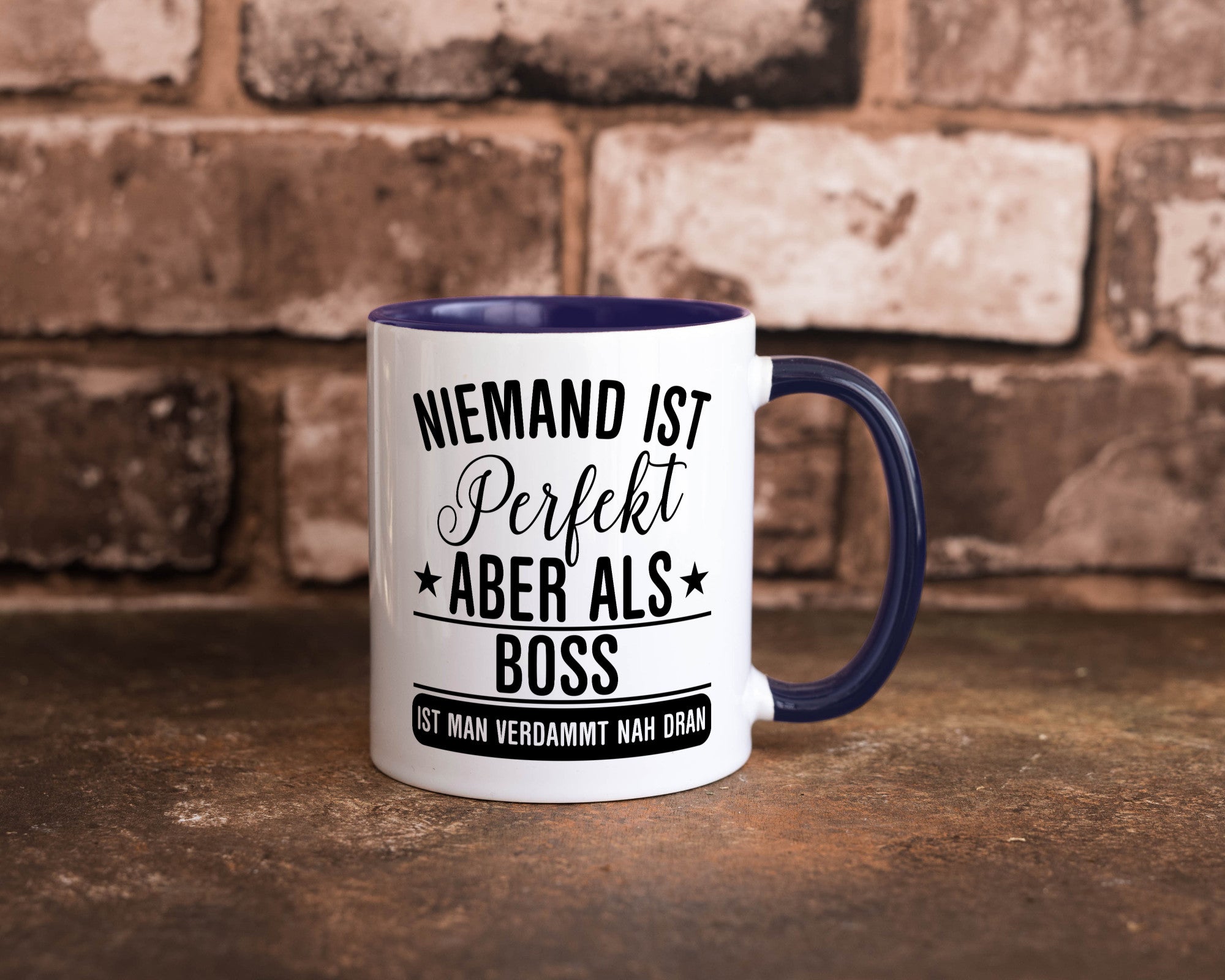 Verdammt nah dran: Boss | Führungskraft Vorgesetzter Humor Geschenkidee Tasse