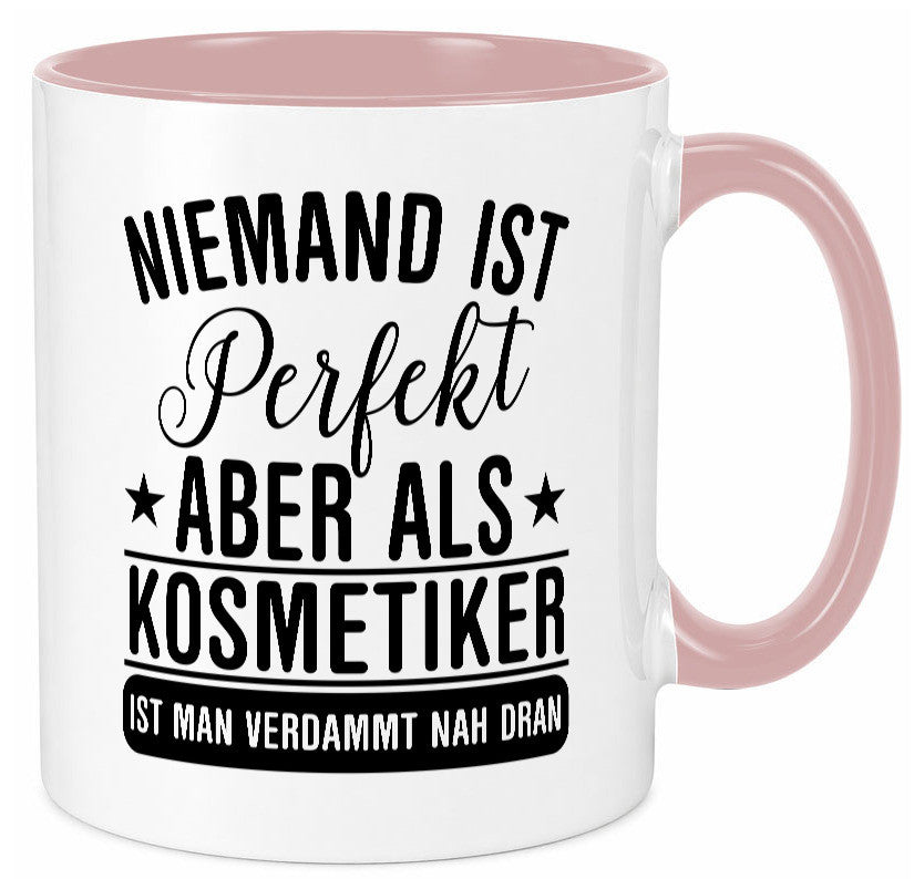 Verdammt nah dran: Kosmetiker | Kosmetik Stylist Geschenkidee Humor Tasse