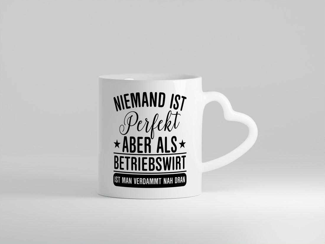 Verdammt nah dran: Betriebswirt | Betriebswirtschaft Geschenkidee Humor Tasse