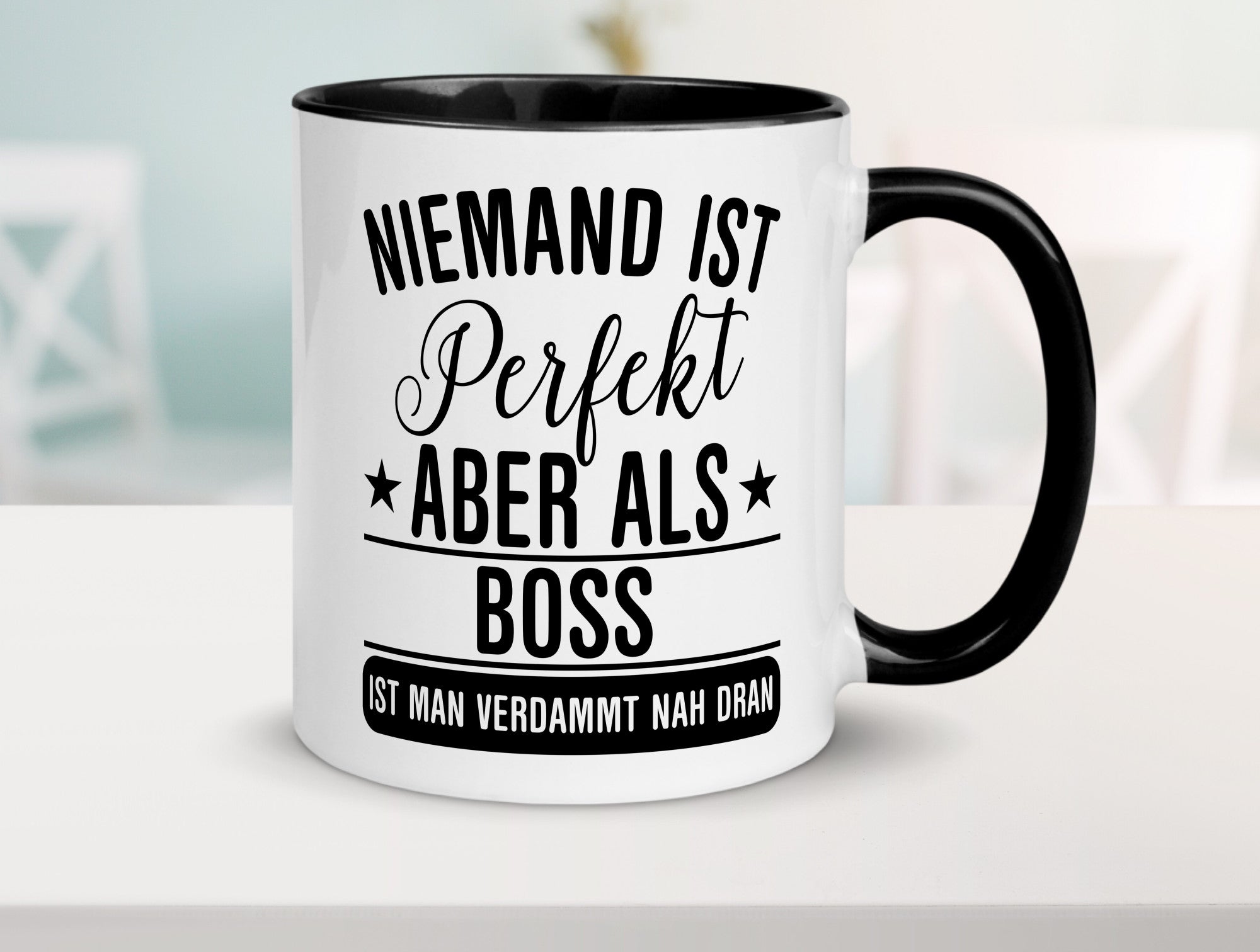 Verdammt nah dran: Boss | Führungskraft Vorgesetzter Humor Geschenkidee Tasse