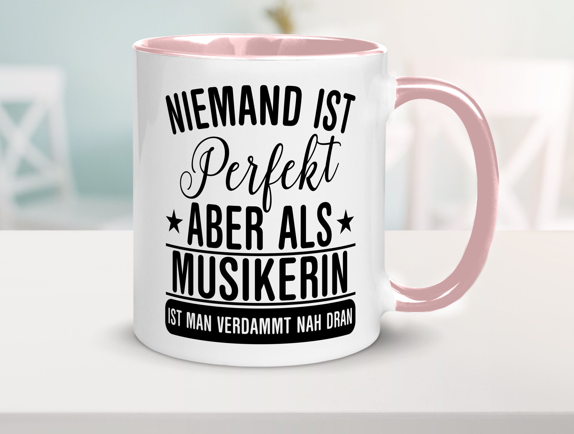 Verdammt nah dran: Musikerin | Musik Musikantin Geschenkidee Humor Tasse