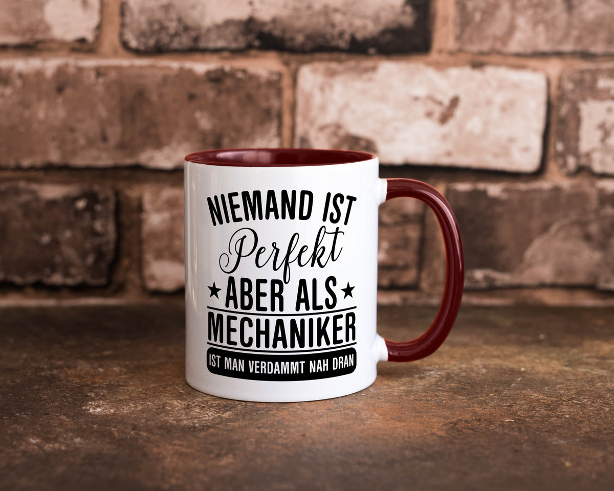 Verdammt nah dran: Mechaniker | KFZ Werkstatt lustig Humor Geschenkidee Tasse