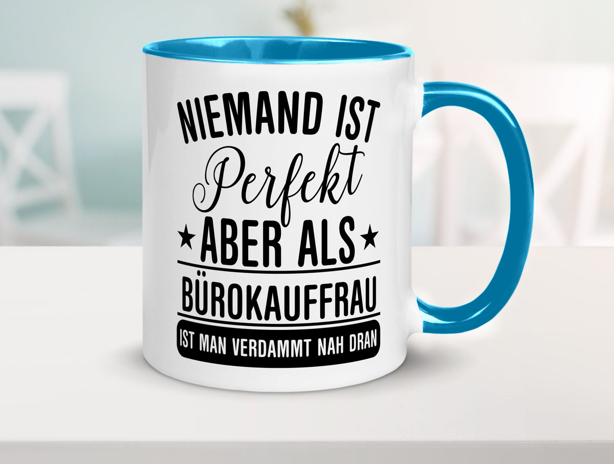 Verdammt nah dran: Bürokauffrau | Kauffrau lustiger Spruch Geschenk Arbeit Tasse