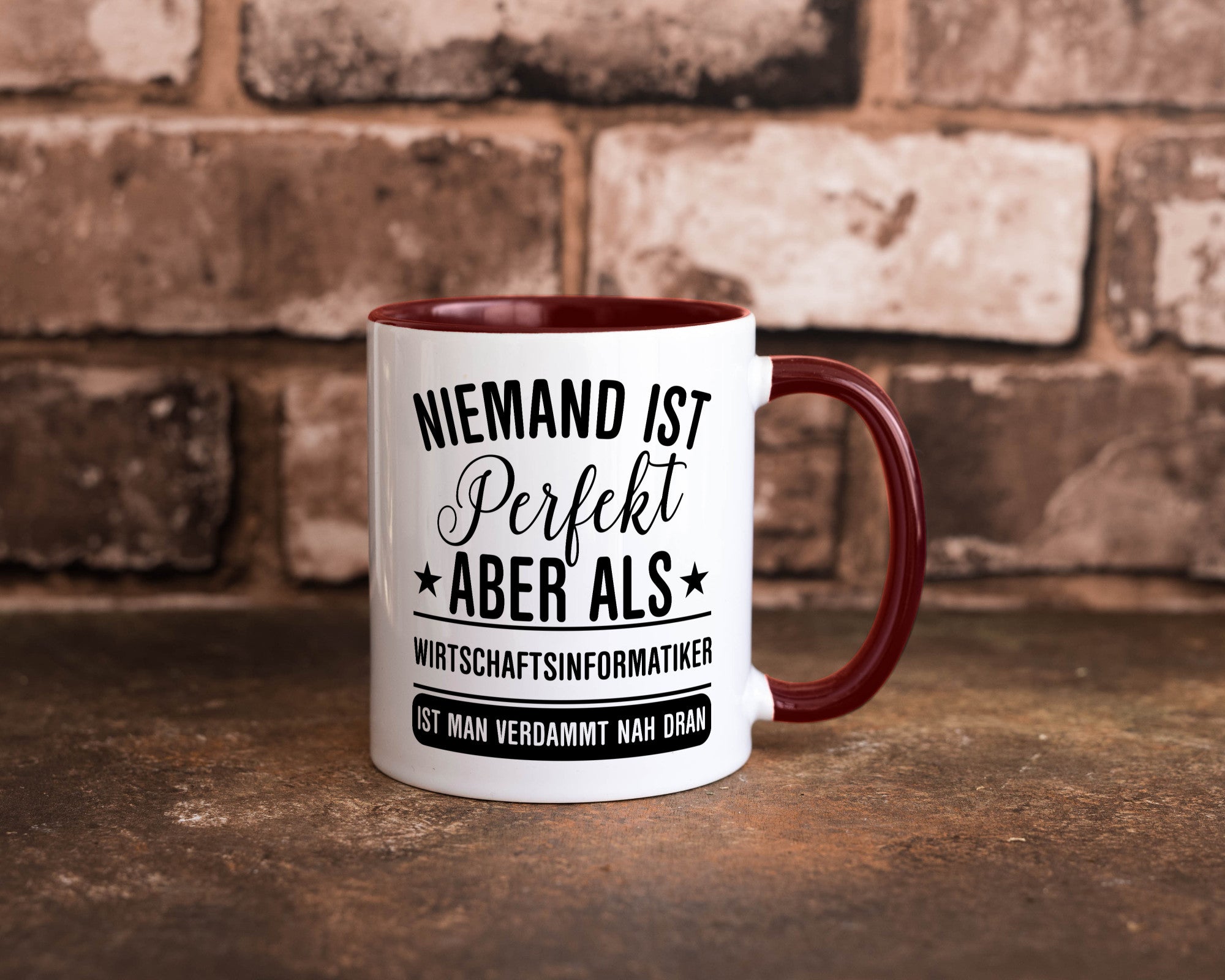 Verdammt nah dran: Wirtschaftsinformatiker | Informatik Humor Geschenkidee Tasse