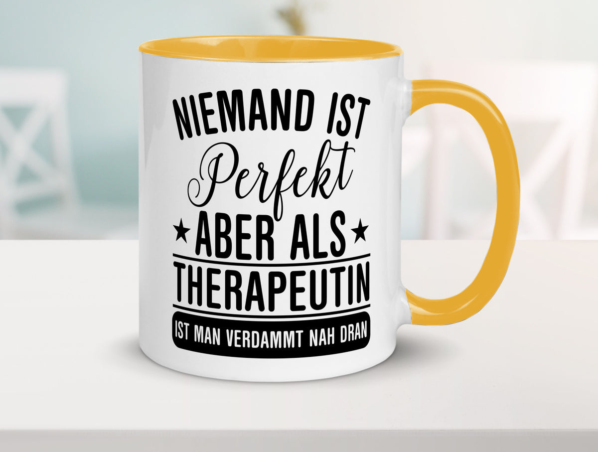 Verdammt nah dran: Therapeutin | Psychotherapie Therapie lustig Humor Tasse