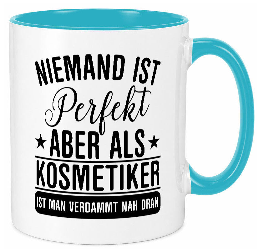Verdammt nah dran: Kosmetiker | Kosmetik Stylist Geschenkidee Humor Tasse