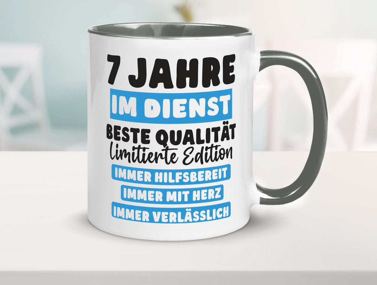 7 Jahre im Dienst | Jubiläum Arbeit v6 lustig Kollegen Büro Geschenk Tasse