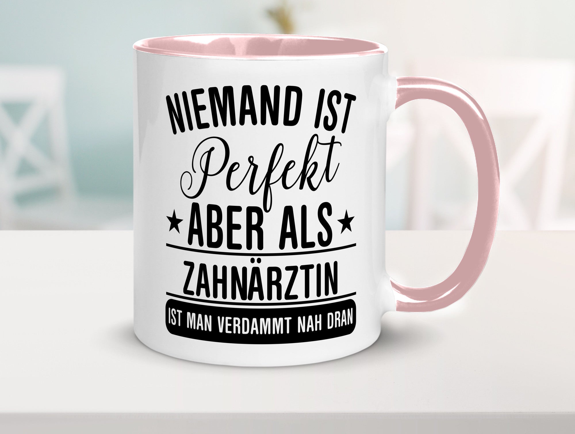 Verdammt nah dran: Zahnärztin | Zahnmedizin Beruf lustig Arbeit Kollegen Büro