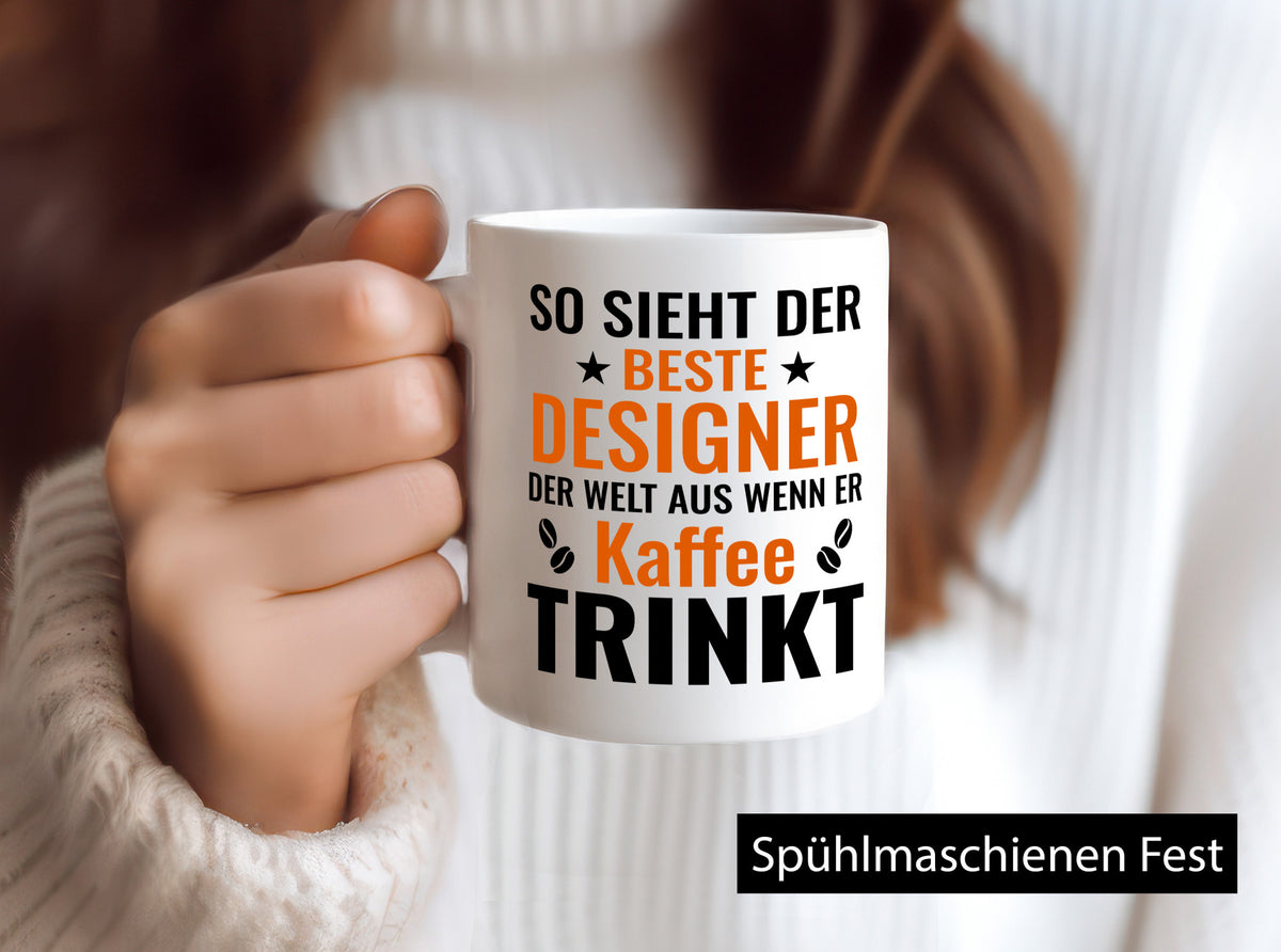 Kaffee trinkt: Designer Beruf | Mode Geschenkidee Arbeit Kollegen Büro Humor Tasse