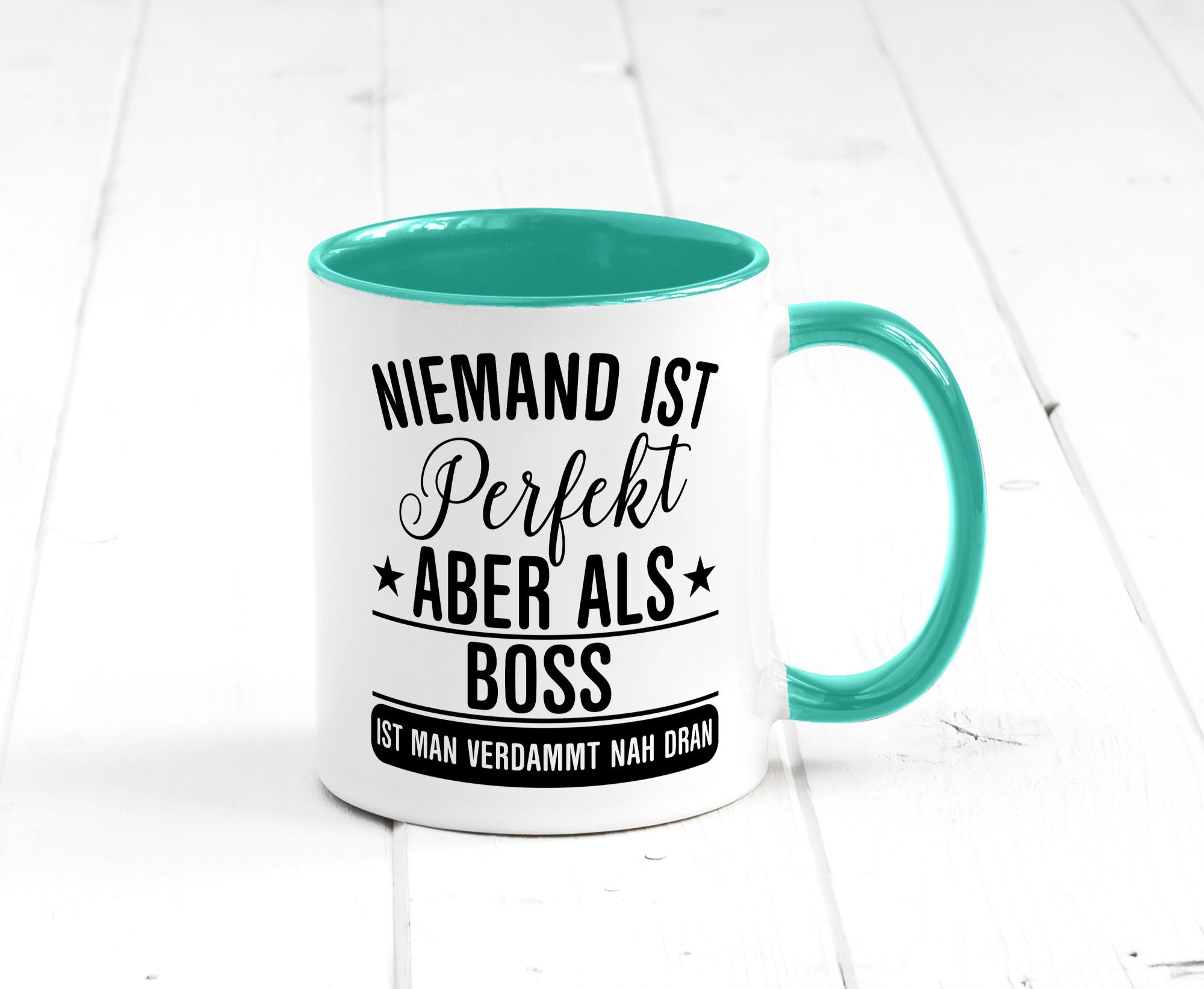 Verdammt nah dran: Boss | Führungskraft Vorgesetzter Humor Geschenkidee Tasse
