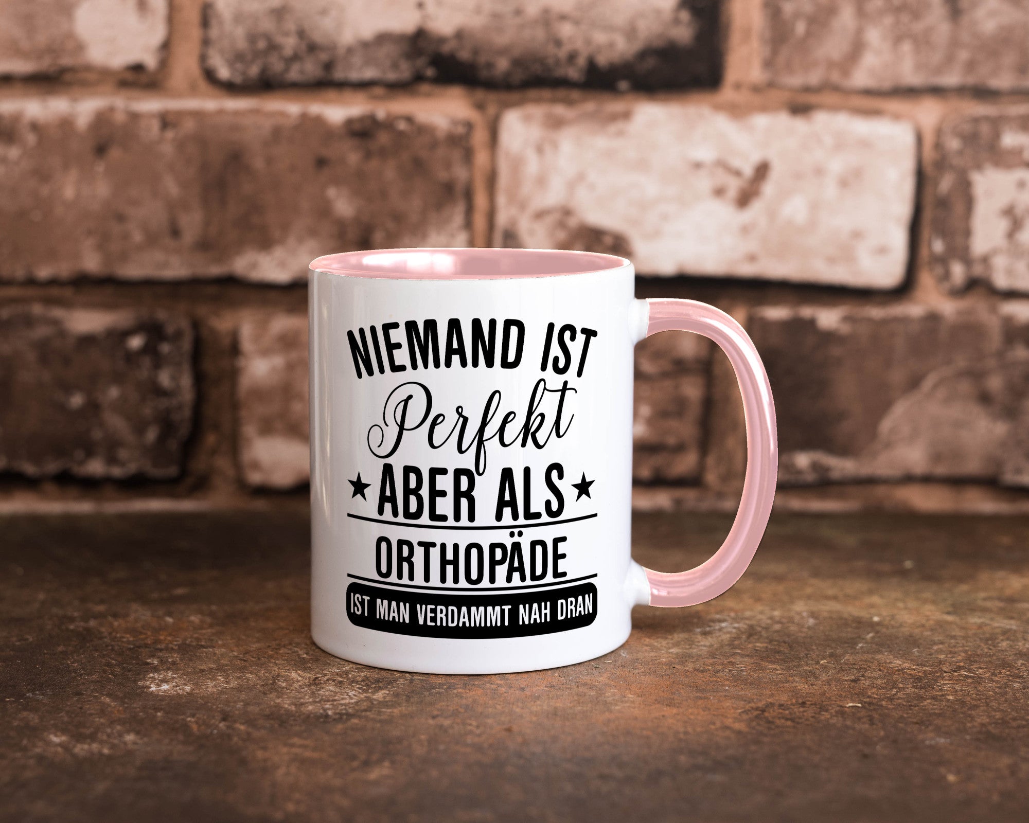 Verdammt nah dran: Orthopäde | Orthopädie Geschenkidee Humor Tasse